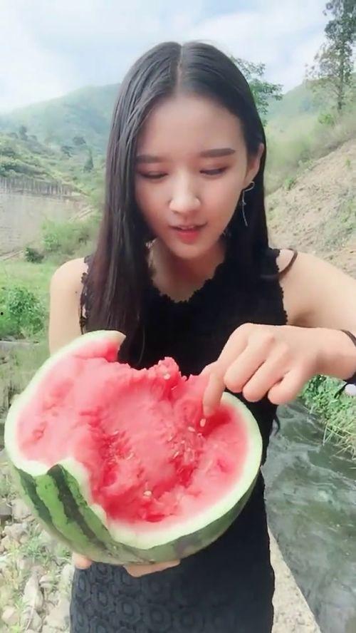 老婆中午吃小瓜,老婆的夏日美味时光