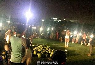 大学男生尴尬吃瓜现场